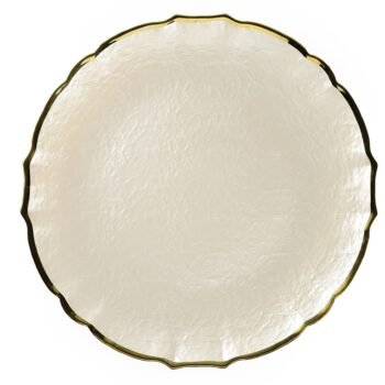 Белая тарелка с золотым ободком