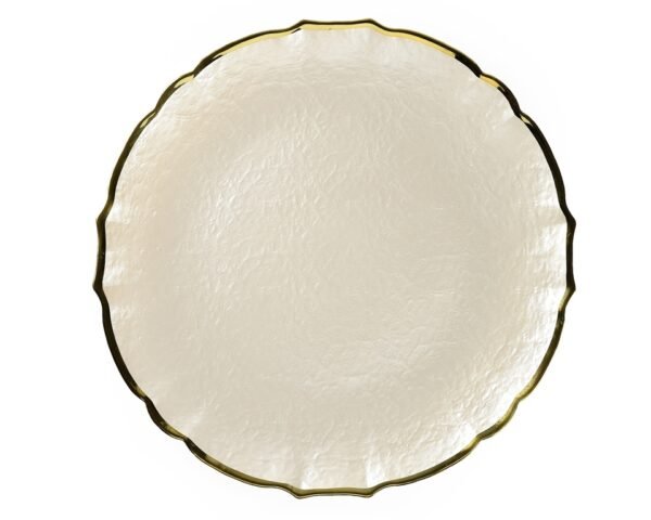 Белая тарелка с золотым ободком