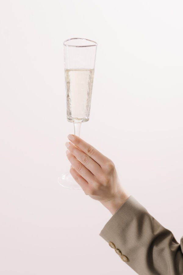 прозрачный бокал для шампанского в аренду с серебрянным ободком