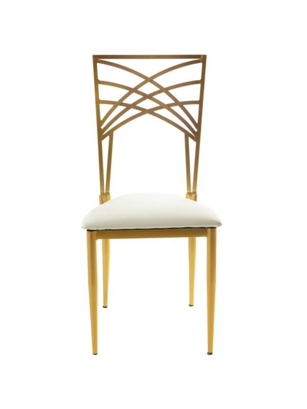 золотой металлический стул в аренду с крестообразной спинкой и белой подушкой