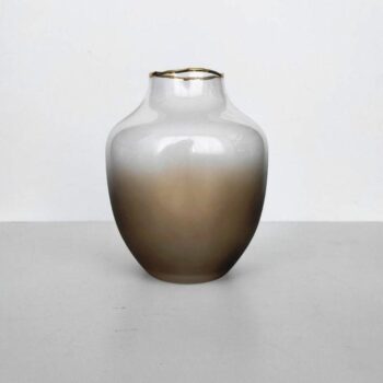 stekljannaja vaza ovalnoj formy kremovogo cveta bolshaja