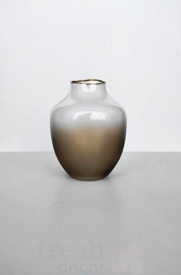 stekljannaja vaza ovalnoj formy kremovogo cveta bolshaja