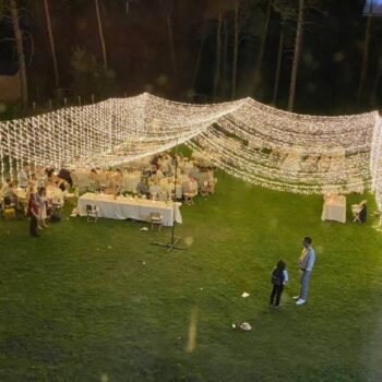 svadebnye ogonki shater iz lampochek na svadbu pod otkrytym nebom