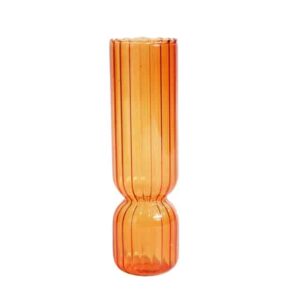 nebolshaja cilindricheskaja granenaja dizajnerskaja vazochka vendy jantarnogo cveta izgotovlena iz stekla v stile minimalizma 1