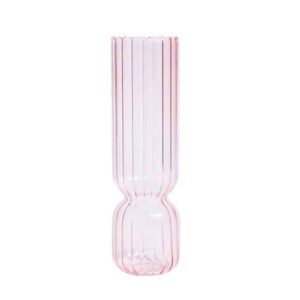 nebolshaja cilindricheskaja granenaja dizajnerskaja vazochka vendy rozovogo cveta izgotovlena iz stekla v stile minimalizma