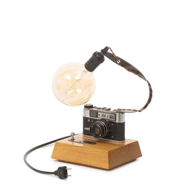svetilnik nastolnaja lampa steampunk s odnoj lampoj jedisona s osnovaniem v vide fotoapparata 3
