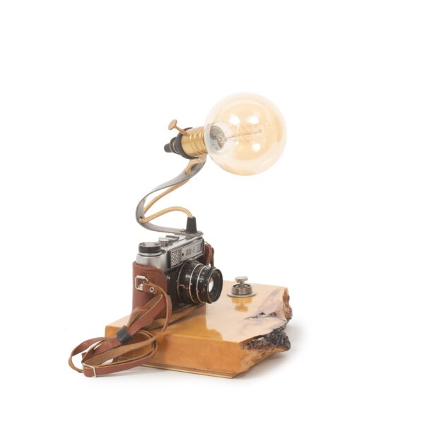 svetilnik nastolnaja lampa steampunk s odnoj lampoj jedisona s osnovaniem v vide fotoapparata a sreze naturalnogo dereva 1