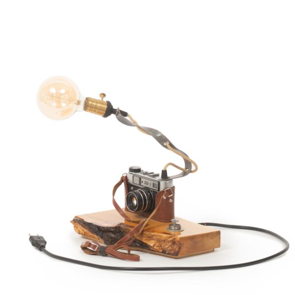 svetilnik nastolnaja lampa steampunk s odnoj lampoj jedisona s osnovaniem v vide fotoapparata a sreze naturalnogo dereva 2